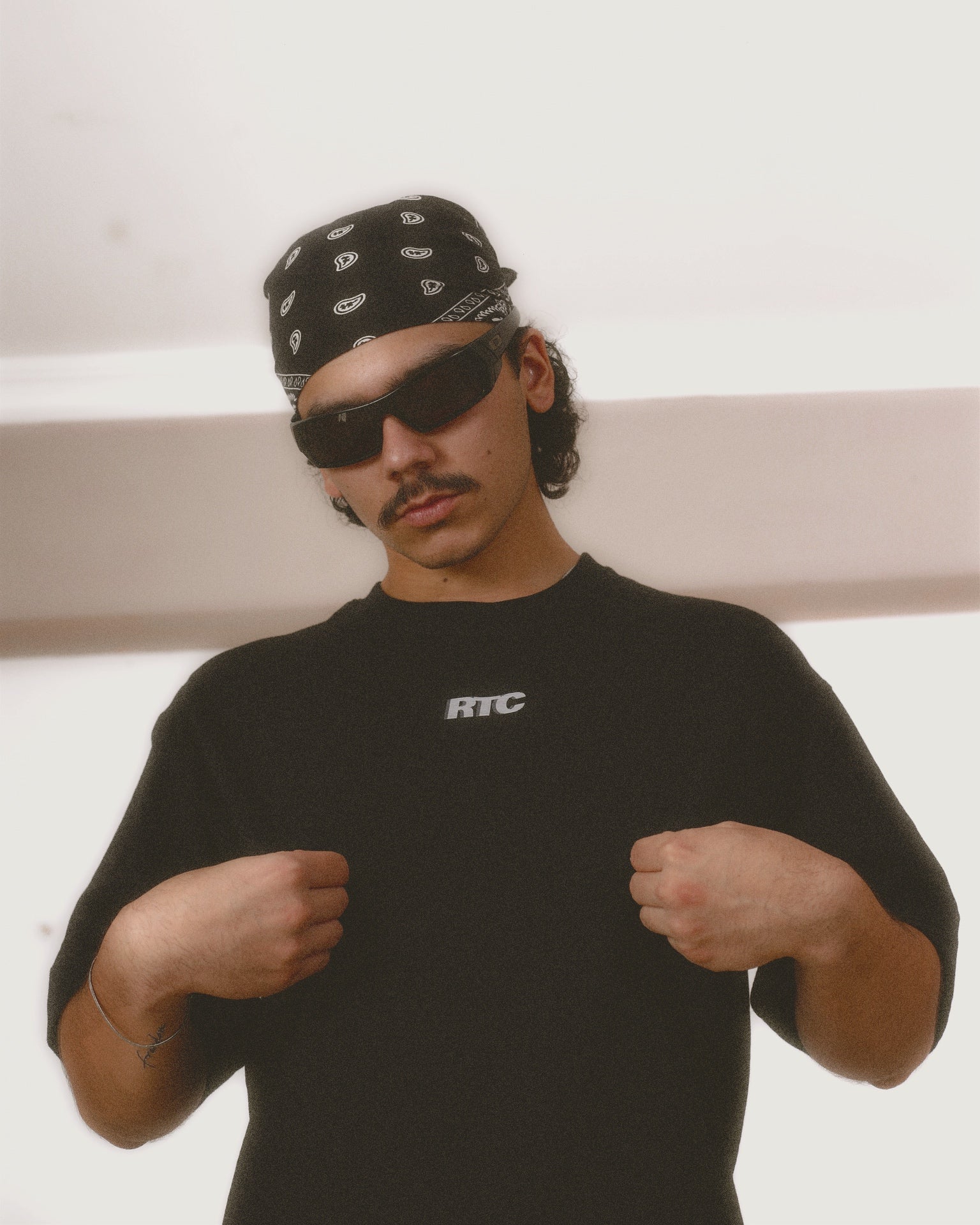 CAMISETA CLASICA NEGRA