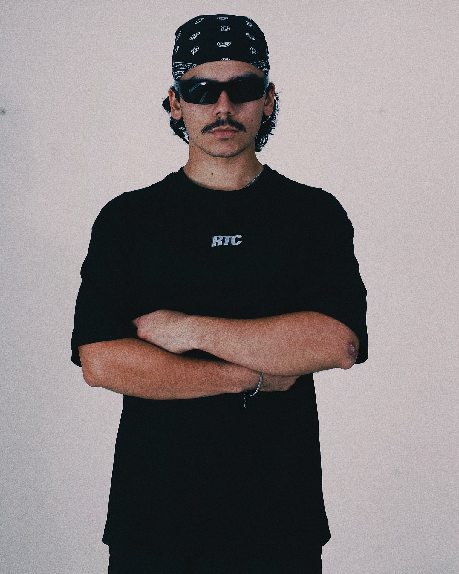 CAMISETA CLASICA NEGRA