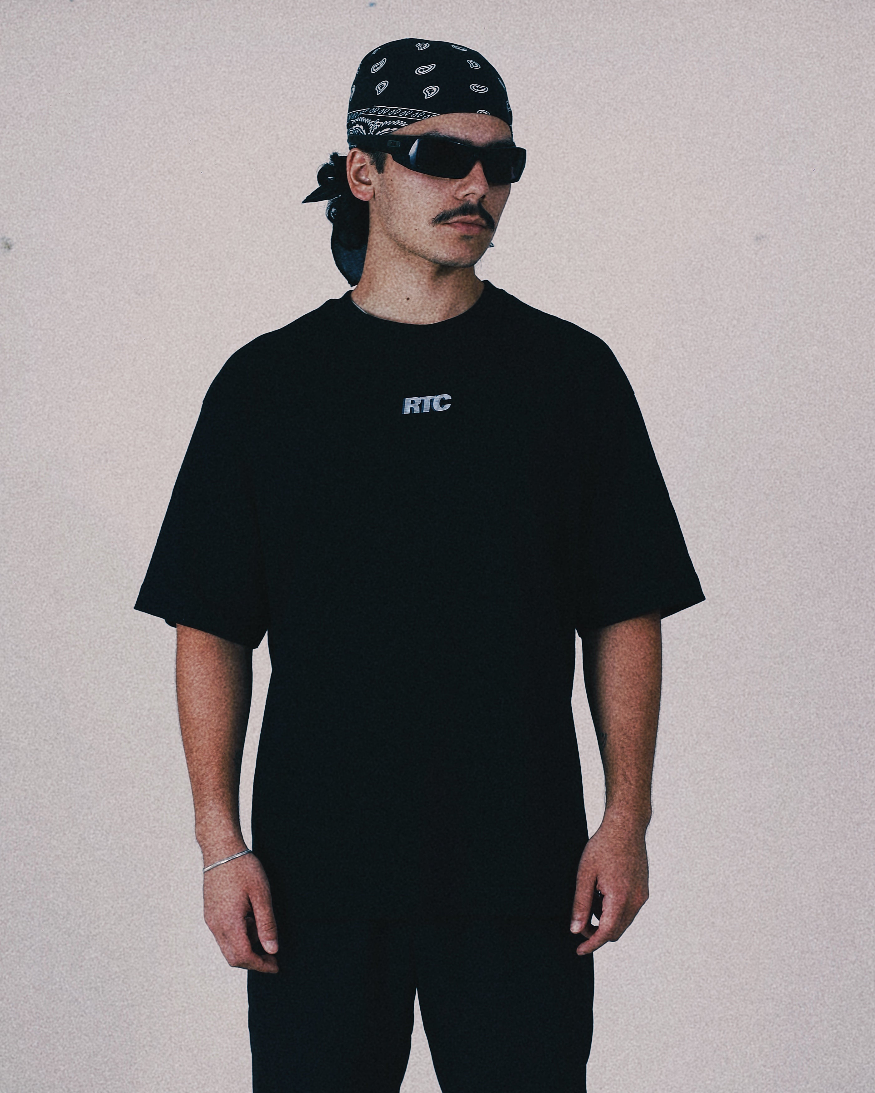 CAMISETA CLASICA NEGRA